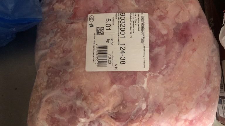 V restauraci v centru Prahy našla inspekce 30 kilo nevyhovujícího masa. Řízky měly měsíc po záruce
